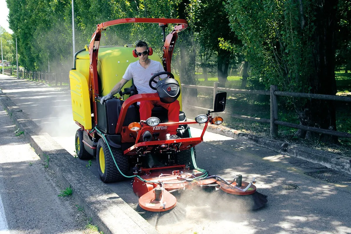 Trattorino Tagliaerba Professionale Turbo 1-2-4 Gianni Ferrari - immagine 2